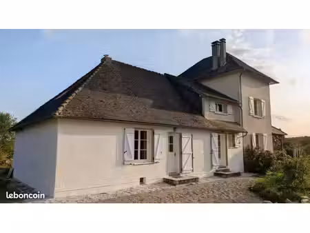 maison de 8 pièces et 193 m2 avec granges 350 m2  10 hectares  panneaux photovoltaïques  s