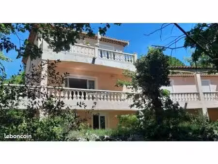 grande propriété (5000 m2) composée de 2 apts en viager