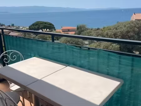 particulier loue t2 meublé à l'année - vue mer