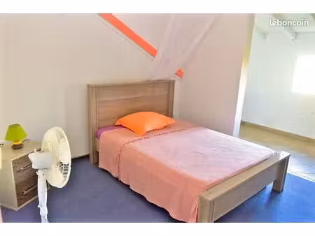 loue f3 haut de villa 850