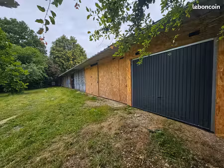 garage individuel / local de stockage / dépôt / local pour stockage / garde meuble / box