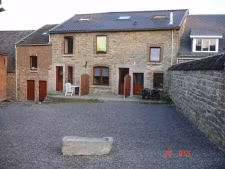petite maison en pierres du pays