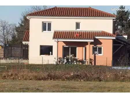 jolie maison à louer st andre le puy 3 ch + jardin