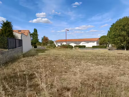 monnières – terrain à bâtir – dernier lot – face a l' école et magnifique vue sur les vign