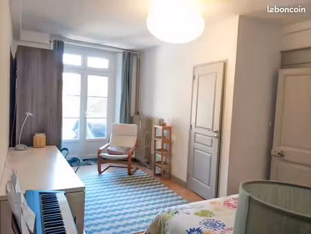 chambre avec salle de bain contre babysitting