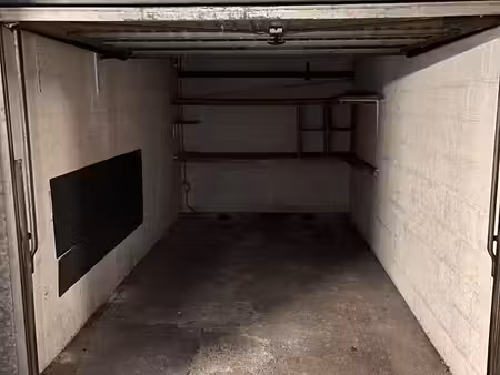 box fermé — courbevoie  rue de normandie — 140 cc