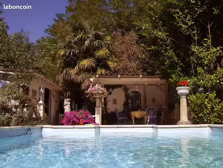 maison de 9 chambres (entièrement meublée) avec parc de 8000 m² et piscine à louer à long 