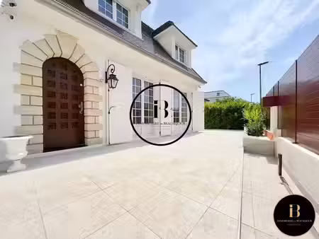 location maison 6 pièces 177.89 m² à sevres (92310)  3 995 €