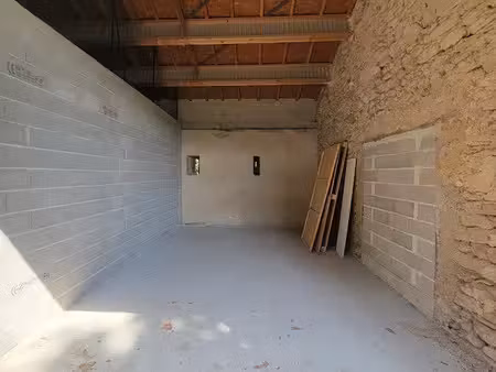 location parking 30 m² à salon-de-provence (13300)  430 €