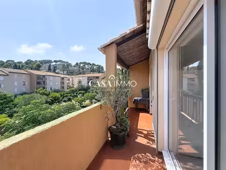 hyeres costebelle - t3 de 70 m2 - rénové - terrasse - balcon -