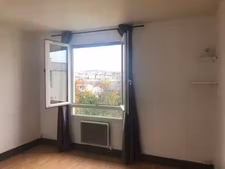 rue des frères lumière à 5 minutes à pied de la gare du rer
