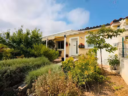 une villa de plain-pied moderne  économe en énergie et prête à vivre  dans un environnemen