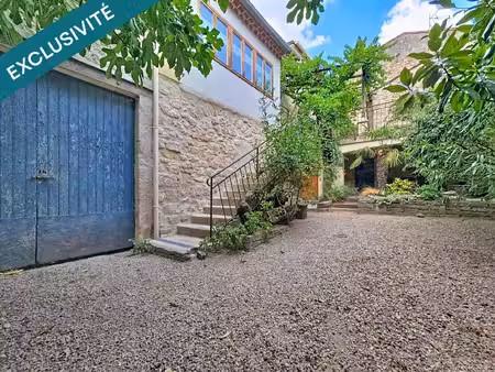 une superbe maison en pierre où charme de l’ancien  terrasses et volumes généreux se conju