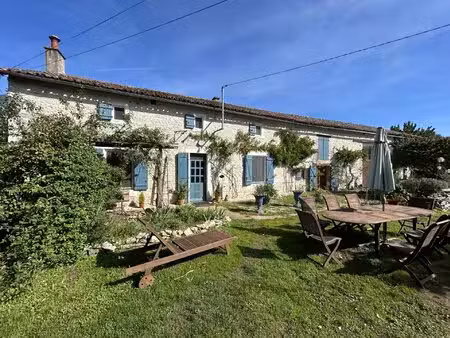 jolie maison en pierre de 3 chambres avec grand jardin et grange  près de civray