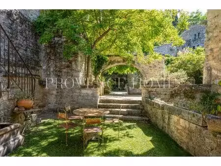 a vendre bâtisse authentique en pierre avec cour intérieure et garage oppede luberon...