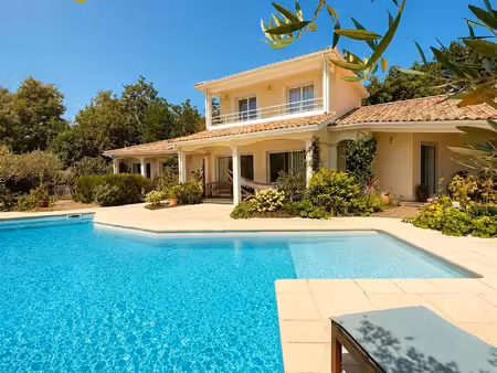 maison familiale avec piscine calme absolu au coeur de mées