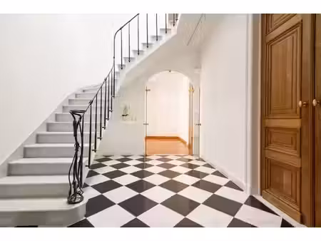duplex unique plein de caractère avec un bel espace extérieu
