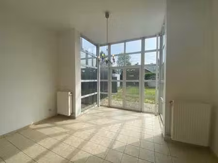 maison spacieuse et lumineuse avec un agréable jardin orient
