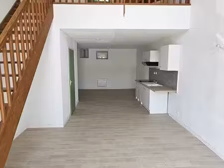 grand t4 85m2 triplex avec parking privé - centre bourg saint adéol