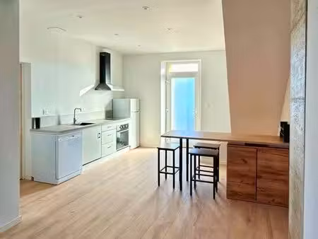 maison mitoyenne en duplex entièrement rénovée avec grand jardin