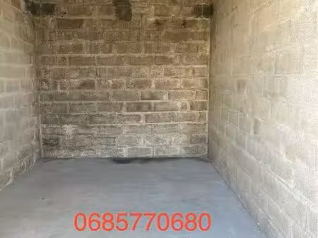 garage   parking  box ferme  garde de meuble  stockage  17 m2 ou 32 m2