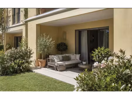 lumineux appartement 3 pièces plein avec grand jardin privatif  au coeur de cucuron