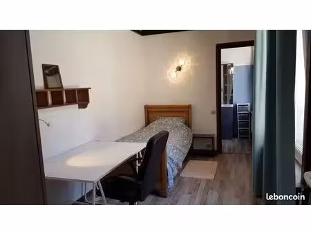 belle chambre meublée 14.4m²