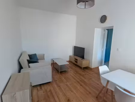 t2 de 42m² - meublé donnant sur cour - centre ville rochefort