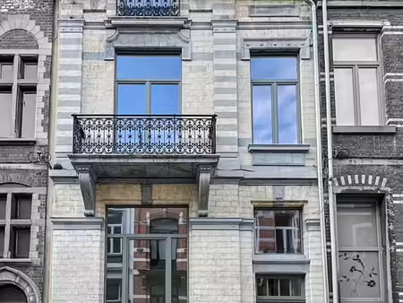 duplex de trois chambres dans une maison de maître!