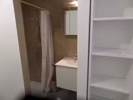 kot meublé   douche privative  pour étudiante