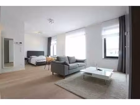schuman : studio suite meublé 49m2