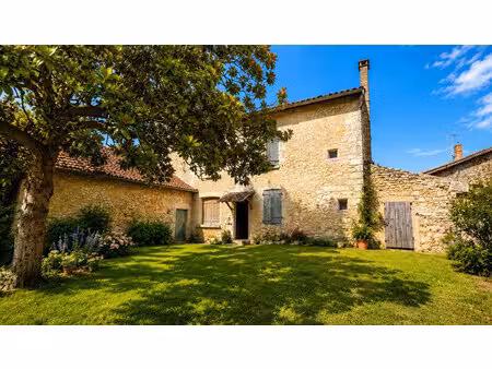 vente maison de caractère la rochefoucauld-en-angoumois  160m² 5 pièces 75 900€ avec garag