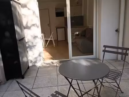 studio meublé récent de 24 75 m² avec terrasse de 11 m² et parking sécurisé