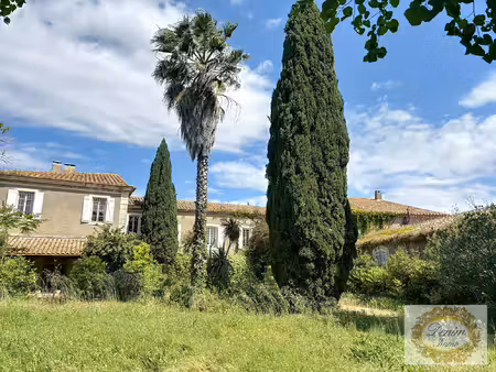 mas en pierre  un château dans le sud au coeur d'un un parc