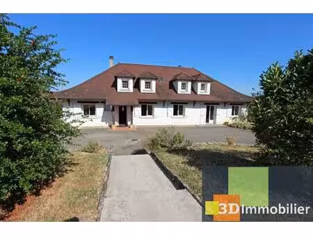 saint amour (39 jura)  à vendre au calme une belle et grande maison familiale avec piscine