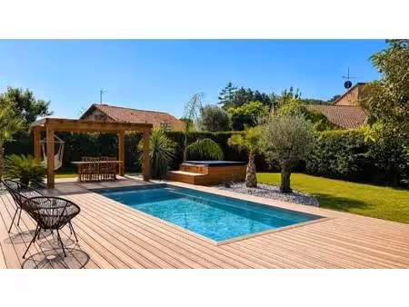 maison 3 chambres  rénovée  de plain-pied avec piscine chauffée et jacuzzi