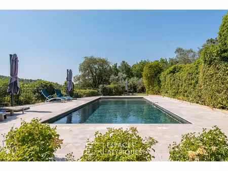 un art de vivre provençal entre oliveraie  piscine et maison d'amis