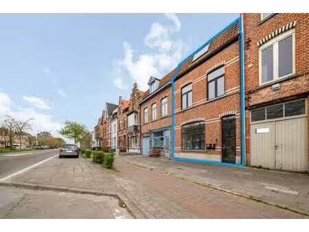 maison commerciale/residentielle intéressante avec jardin 