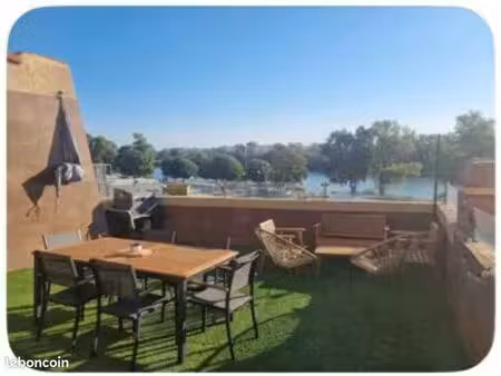 t3 lumineux de 60 m² rénové et meublé – immense terrasse de 40 m² sans vis-à-vis – dernier