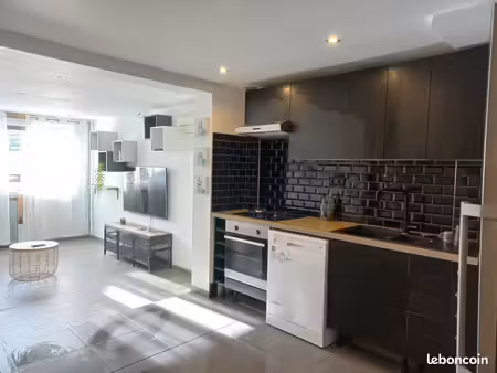 t2 très calme à 5 minutes des plages avec parking privatif