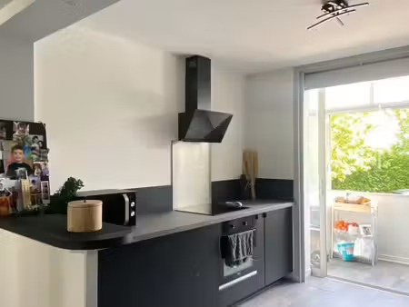 appartement de 85 m² entièrement rénové dans résidence calme