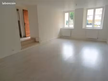 sedan grand f3 85m2 en rdc : 1 grand salon/séjour + 2 chambres + parking privé possible