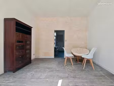 un logement de type t3  rénové  meublé