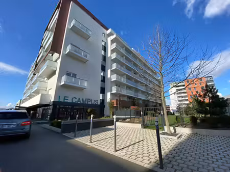 studio récent avec balcon