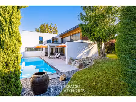maison contemporaine et sa piscine au coeur du rebberg