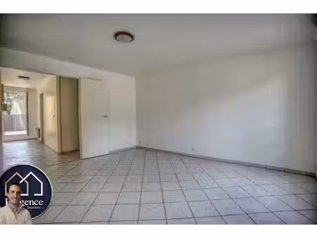 appartement f2 idéalement situé à épernon avec terrasse  pla
