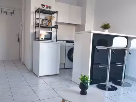 studio meublé rénové 19 m² avec balcon – la timone marseille 5e