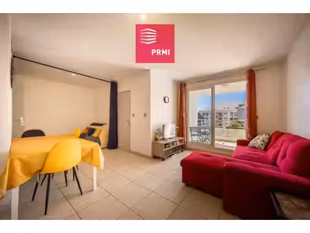 appartement t2 lumineux avec varangue et parking couvert à sainte-clotilde ? résidence séc