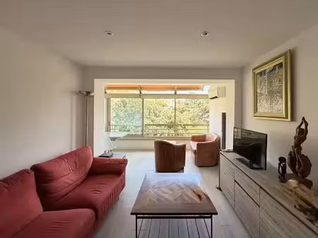 à vendre – studio rénové au dernier étage  à 100 m de la rue d'antibes