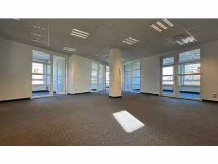 bureau classé et lumineux à louer en plein cœur de gand.